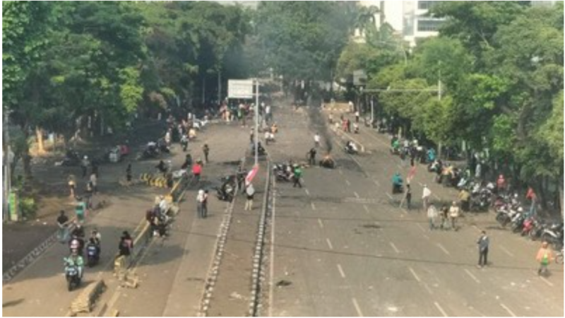 Jalan Kramat Kwitang Masih Ditutup Akibat Demonstrasi di Depan Mako Brimob